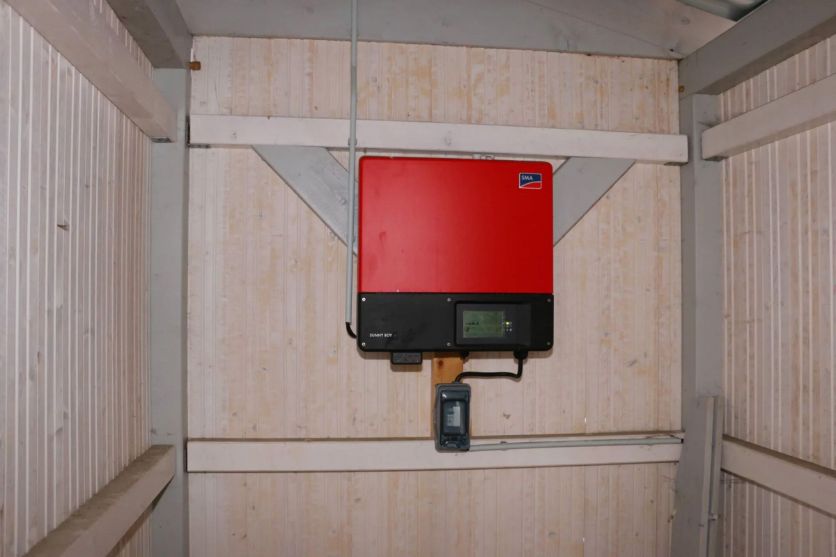 Wechselrichter für Solarmodule, der in dem angrenzenden Geräteraum des Carports installiert wurde.